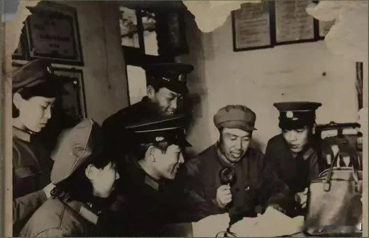 1950年，长沙一个强奸犯即将被枪决，他突然喊道：我知道20年前6名红军是谁杀的