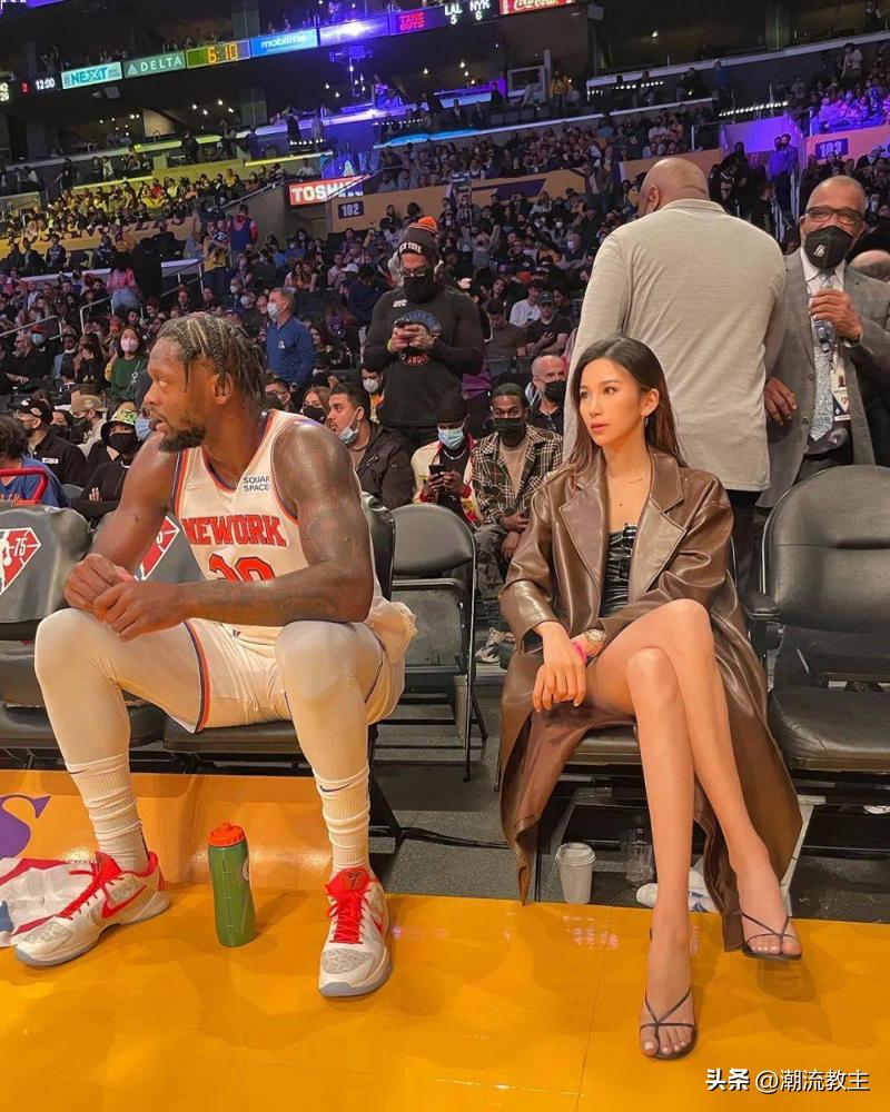 别以为坐在NBA场边的美女，都是来蹭镜头的。
湖人主场，紫金灯光下。尼克斯的兰