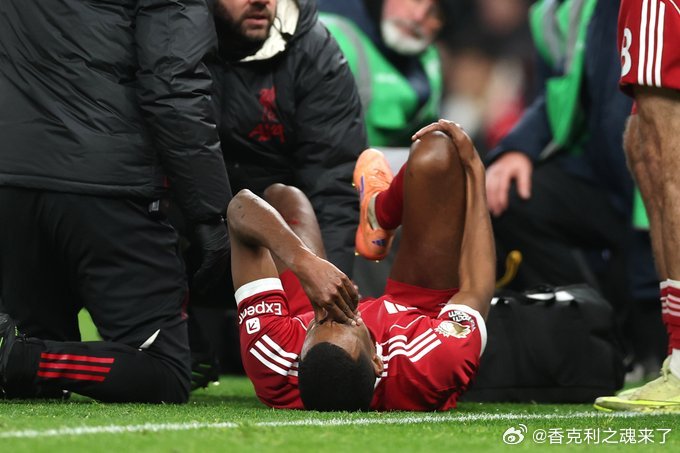 瑞典媒体VM-Fotboll透露预计伊萨克将因腿部骨折正在恢复，无缘三周后瑞典对