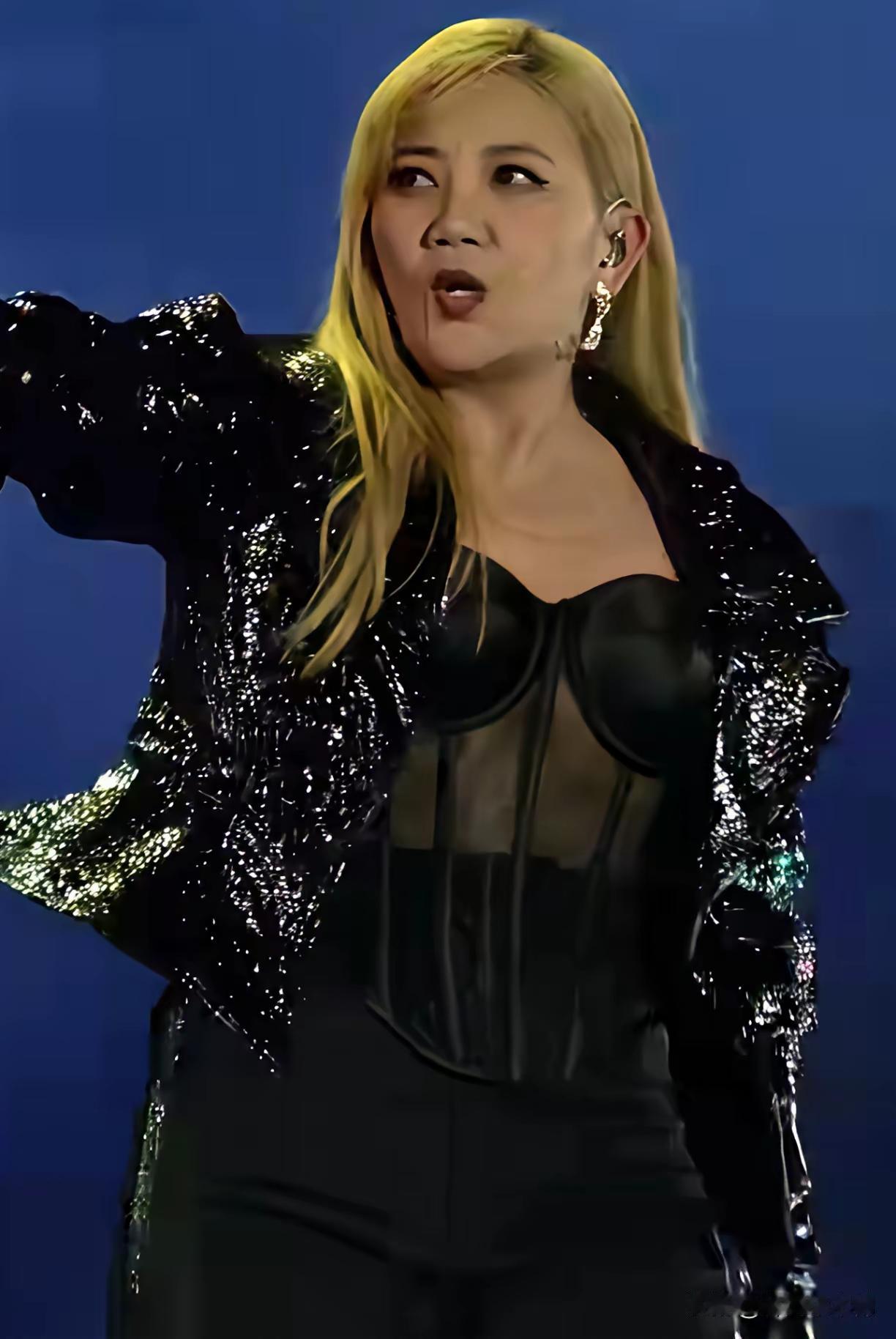 本以为是张惠妹，没想到是梁静茹，目测这体重得有180斤吧！
实话讲，这般“吨位”