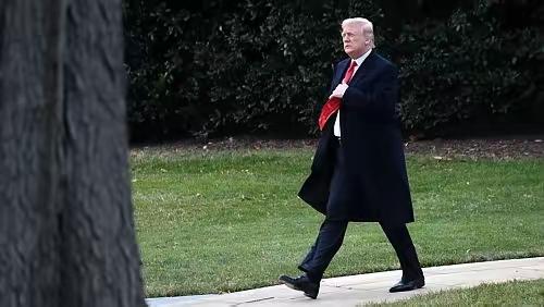 特朗普 ，八十多岁，精力很充沛，据说他养生的秘诀是吃大量的阿司匹林，日常三餐以 