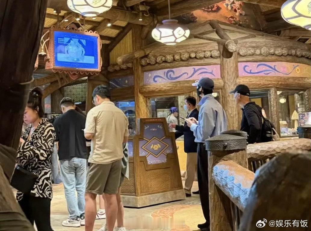 上海迪士尼偶遇魏晨带娃 网友偶遇魏晨携家人打卡上海迪士尼，温柔陪娃画面温馨，出道