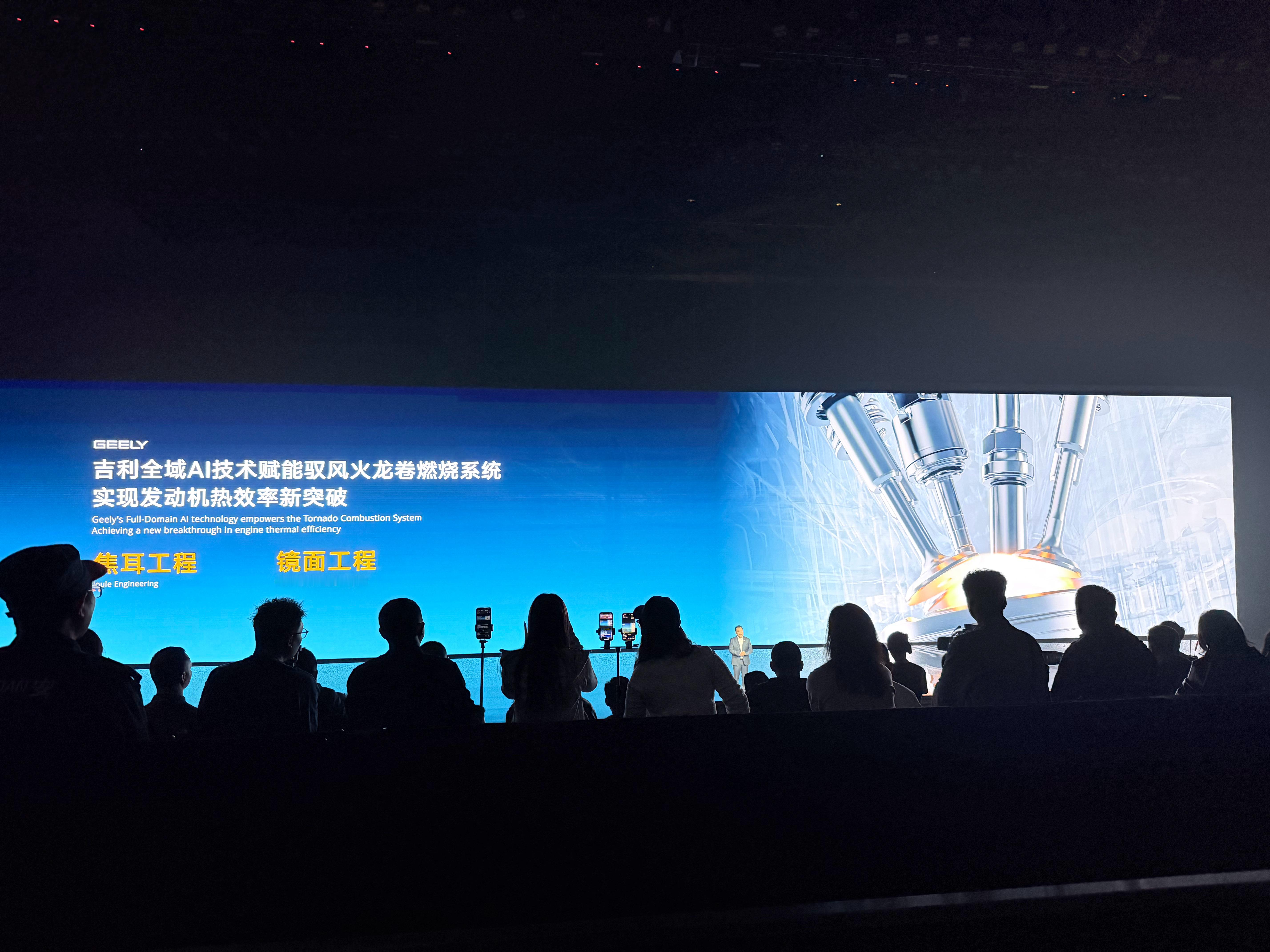 油价六连涨换油混还是继续扛油价迎来六连涨，加满一箱油多花几十块，燃油车车主的出行