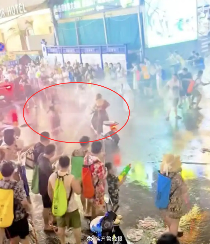 #莫借泼水之名行霸凌骚扰之实#【晚报来论 | 女子遭高压水枪猛喷，民俗不是行恶的