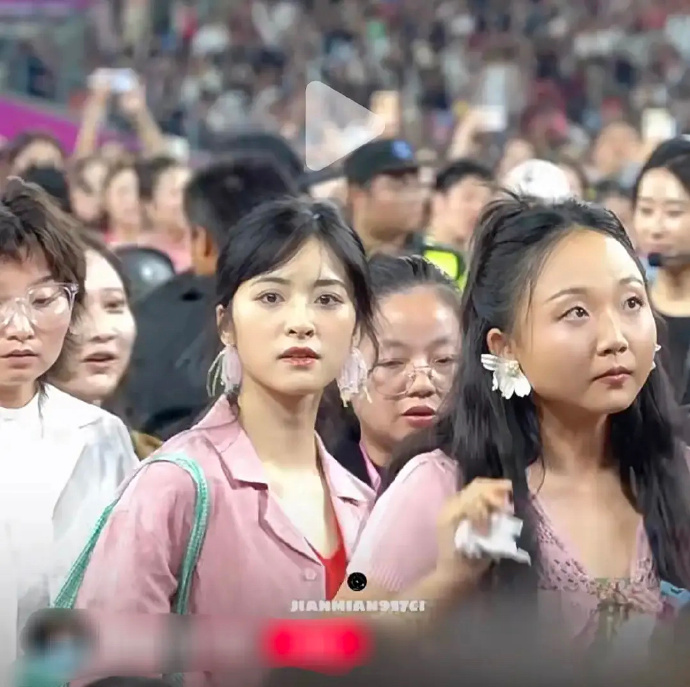 沈月已28岁，却仍活跃于青春校园剧，引发讨论。 ​​​