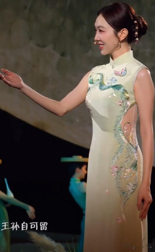 央视中秋晚会上，姜妍一身民族风晚礼服真的是太让人惊艳了

她身穿淡绿色刺绣民族风