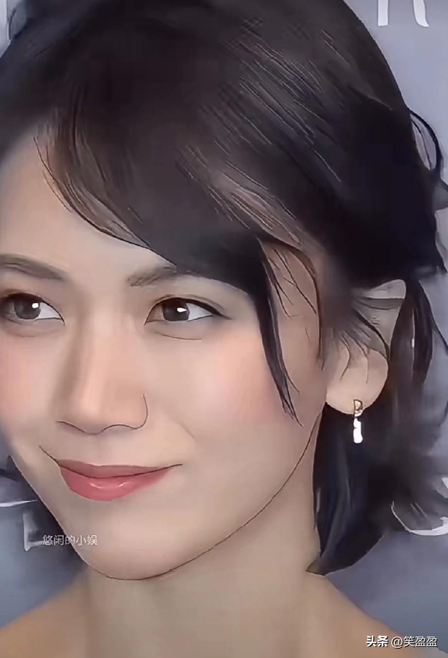 42岁的曹曦文，五官精致立体，身材纤细匀称，自带成熟优雅的魅力，越成熟越有味道，