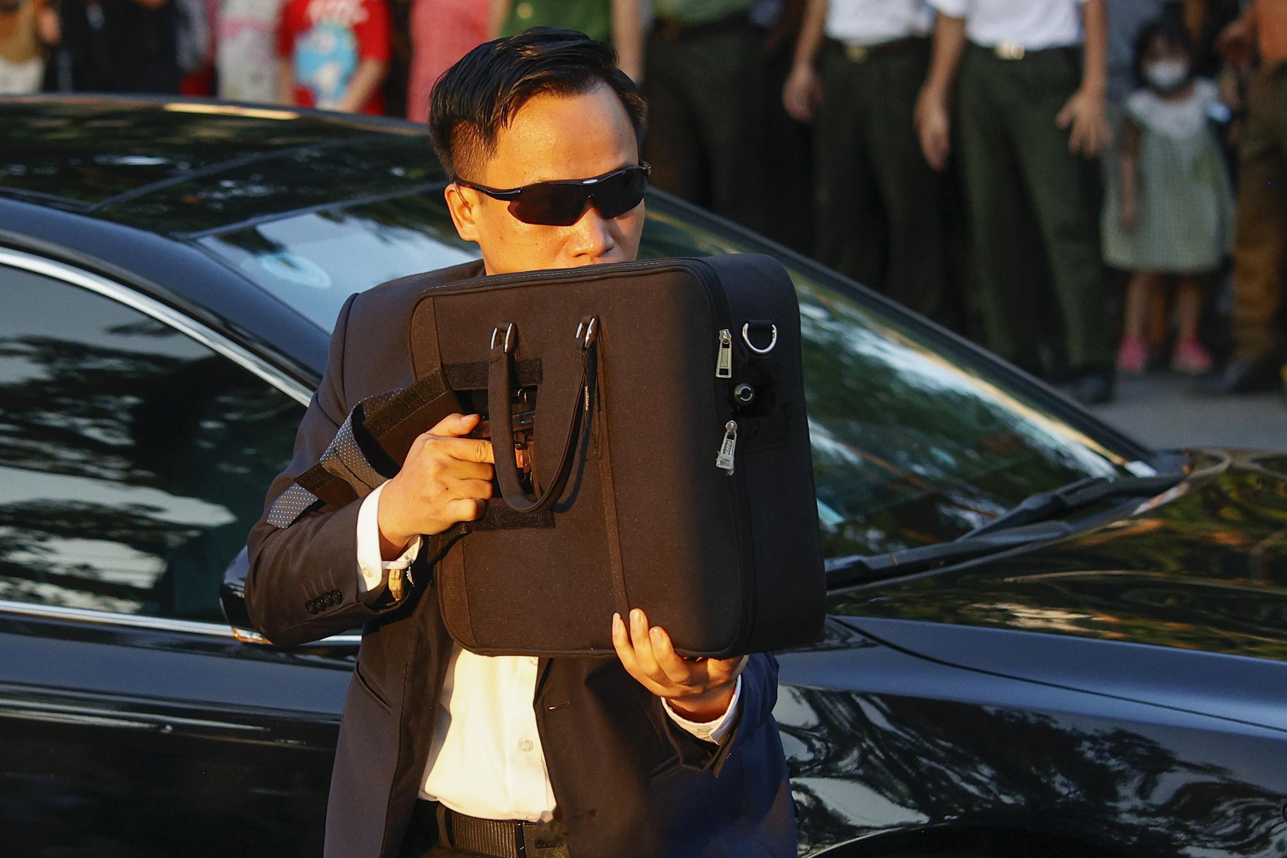 越南公安警卫司令部保镖手中的“隐藏式”AKS/AKMS突击步枪（7.62x39毫