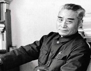 1975年，蒋介石得知黄维被特赦的消息后，立刻邀请他前往台湾，不仅补发了他被俘2