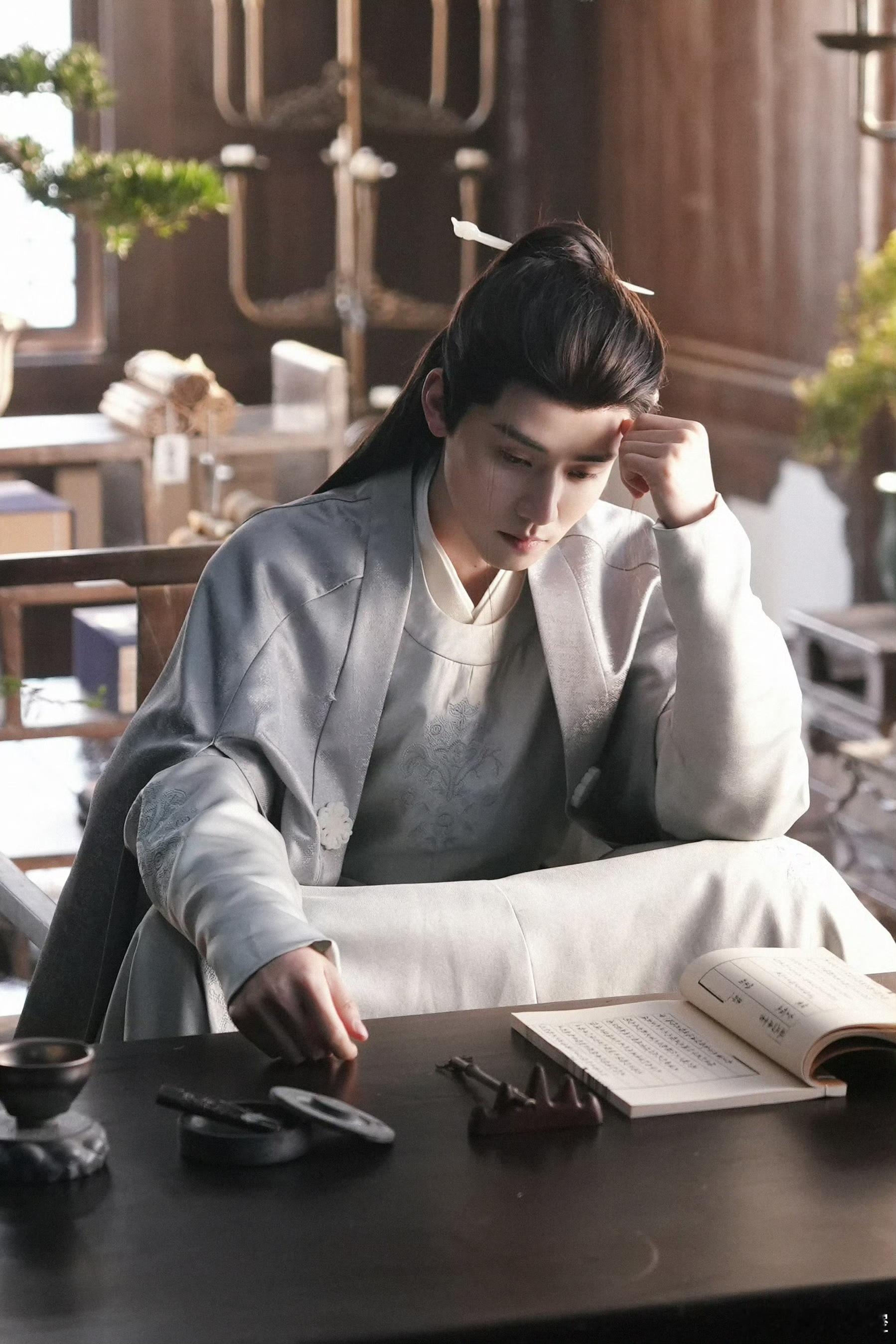 陈瑶任豪 被剧透的世界 好期待任豪这个美强惨帝王，所有人都知晓他的结局，他却偏要