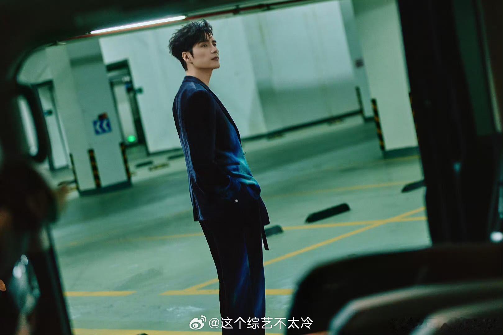 家人们谁懂！阿云嘎连走路都带着霸总BGM，成熟韵味扑面而来，这种浑然天成的气质真