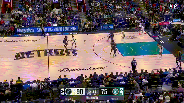 马刺巨星文班亚马终于不嚣张了，他在今天和活塞的比赛中惨遭杜伦的暴力隔扣。当时双方