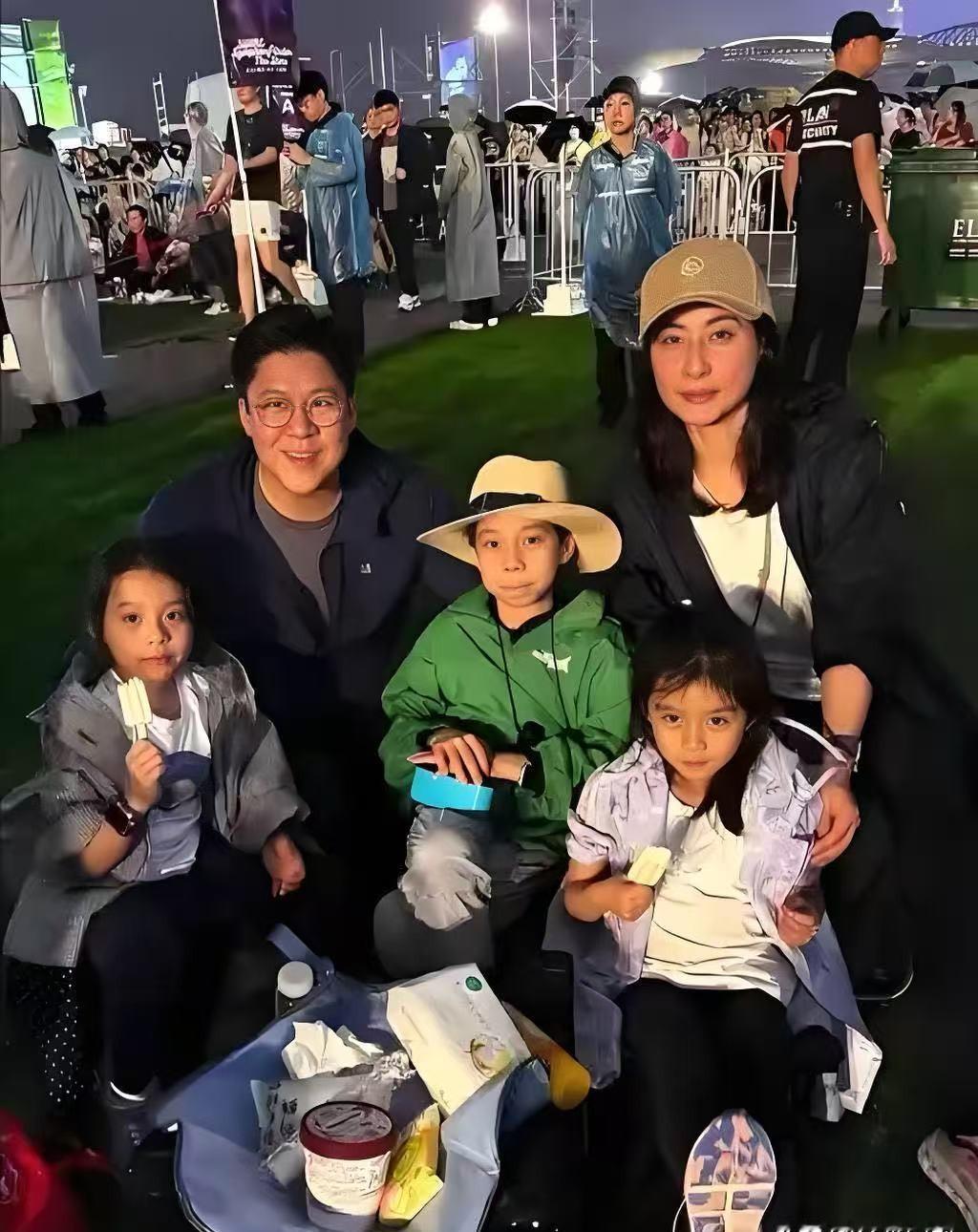 霍启刚又晒全家骑行照了！
谁能想到，身价百亿的霍家，竟被郭晶晶这个“世界冠军”带