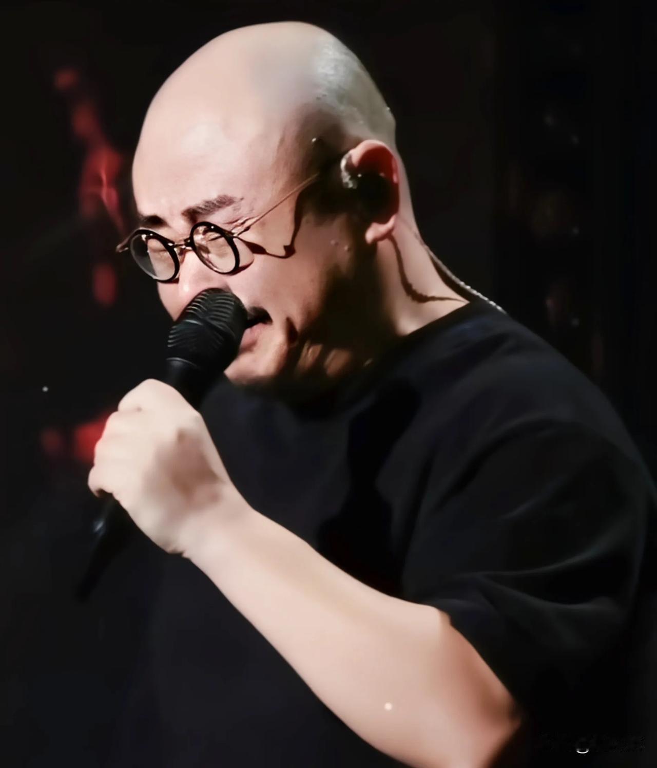 老梁评价刀郎真够狠的，把《罗刹海市》这首歌和东北二人转联系在了一起，说这首歌用的