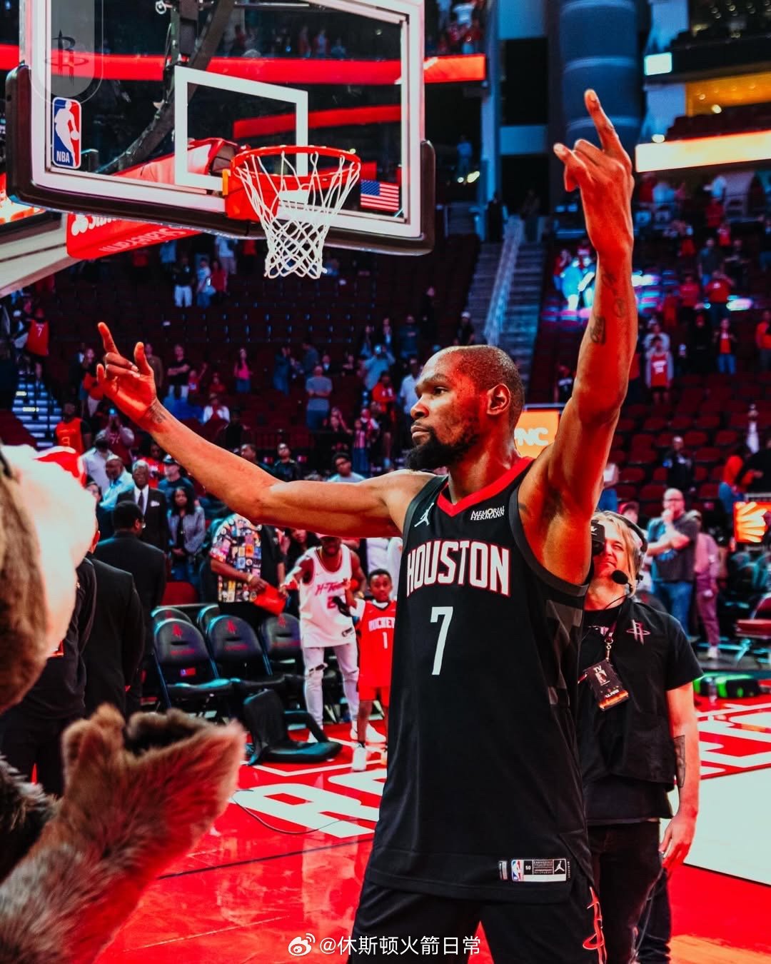 晚安！世界上最好的礼物是健康，是陪伴，是心安。愿你被岁月温柔以待，眼里有光，心中