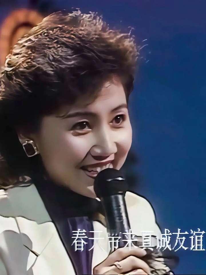 花开花落又一春，
不知不觉是流年。
四十周年《春光美》，
是否记得张德兰？
86