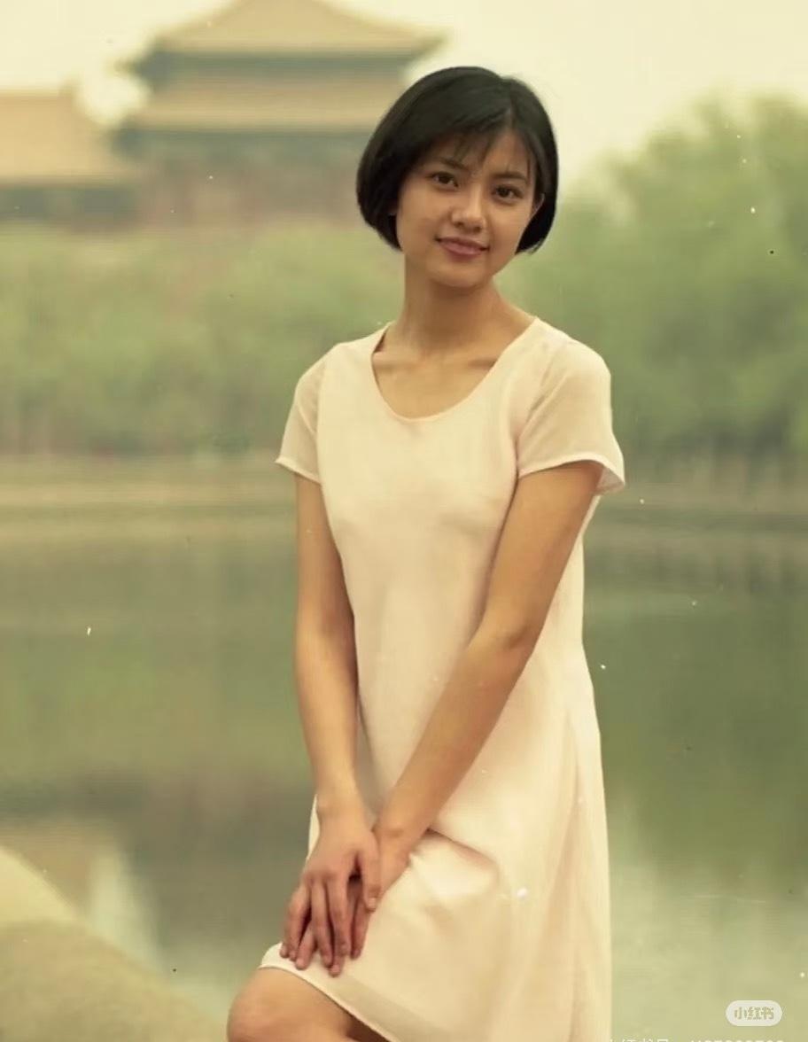 高圆圆。

有的女人是这样，她20+时也漂亮，但远没有后来年纪大了那么漂亮。 ​