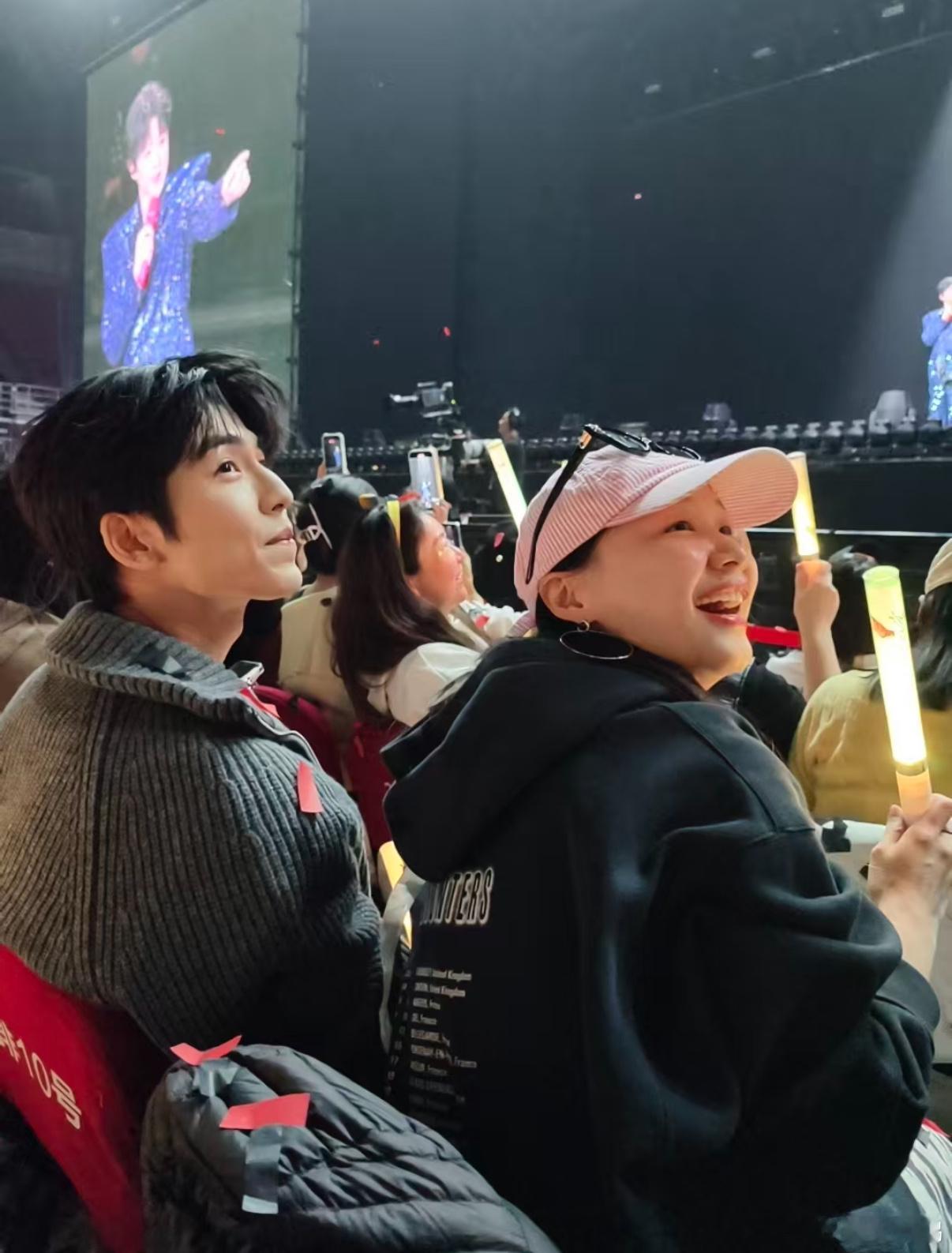 张凌赫金靖去了刘宇宁演唱会！！！！我们开推小伙伴也来到场支持啦友谊99 