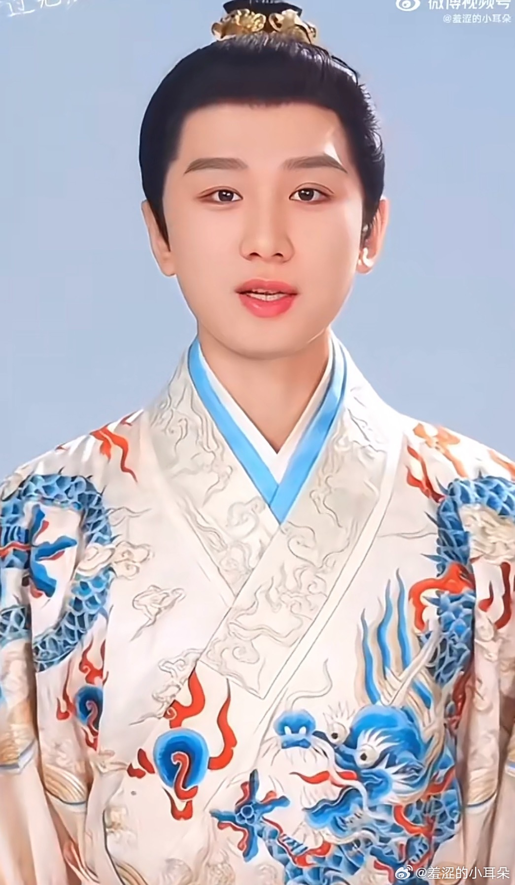 7年的时间，成毅也是走向了中年发腮的道路。 