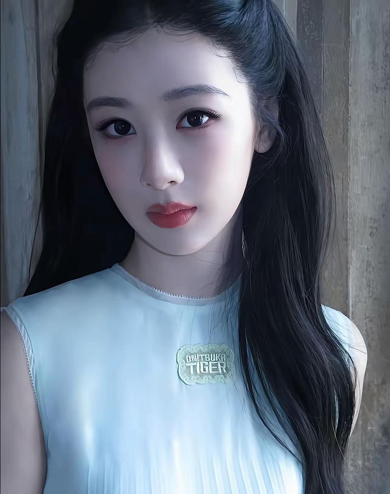 杨紫最新活动的这个妆真的直接戳中审美点，完全可以半永久焊在脸上。
底妆是那种透着