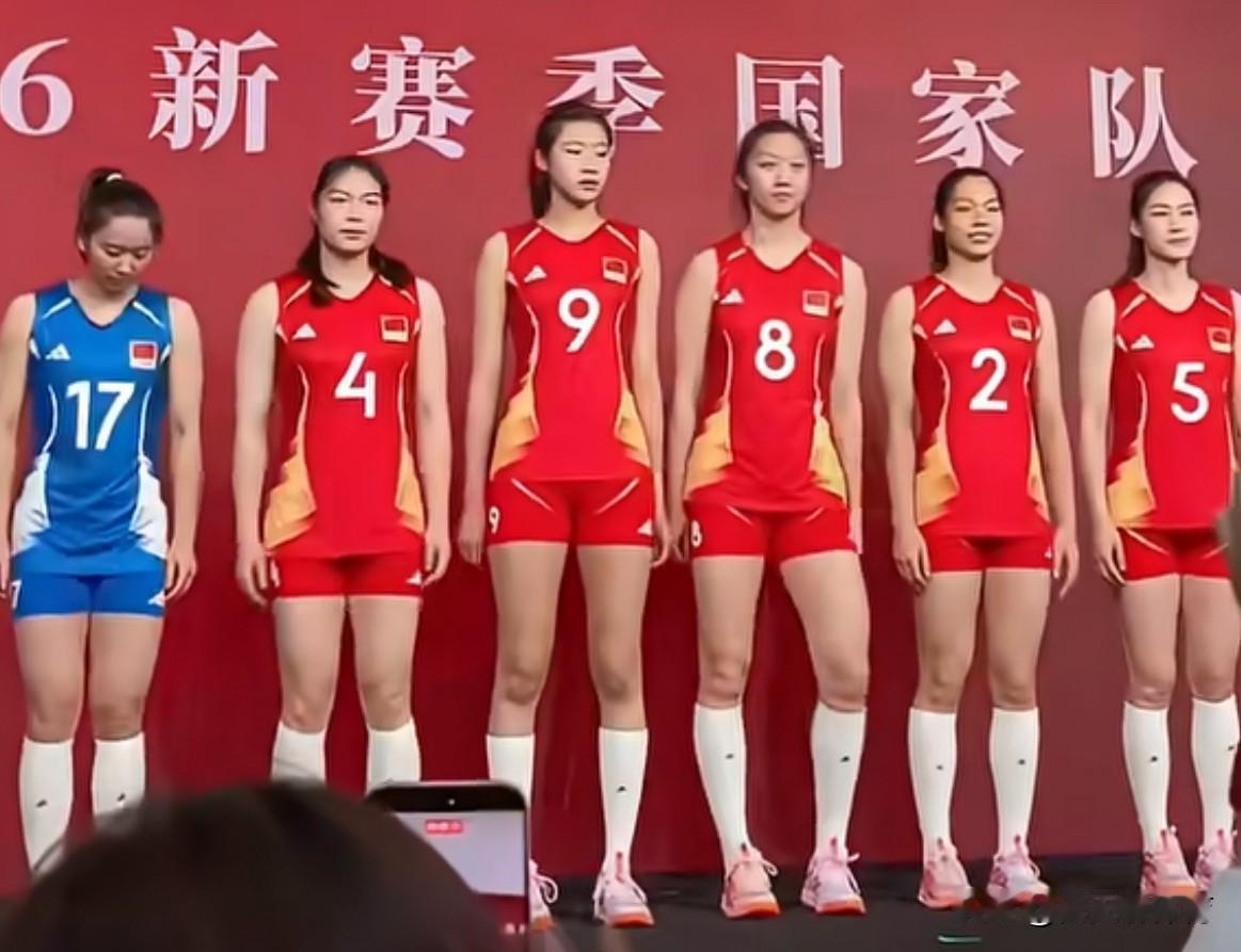 中国女排2026新赛季国家战袍发布会！蓝色的这套应该是第一次见，非常清新！今天上