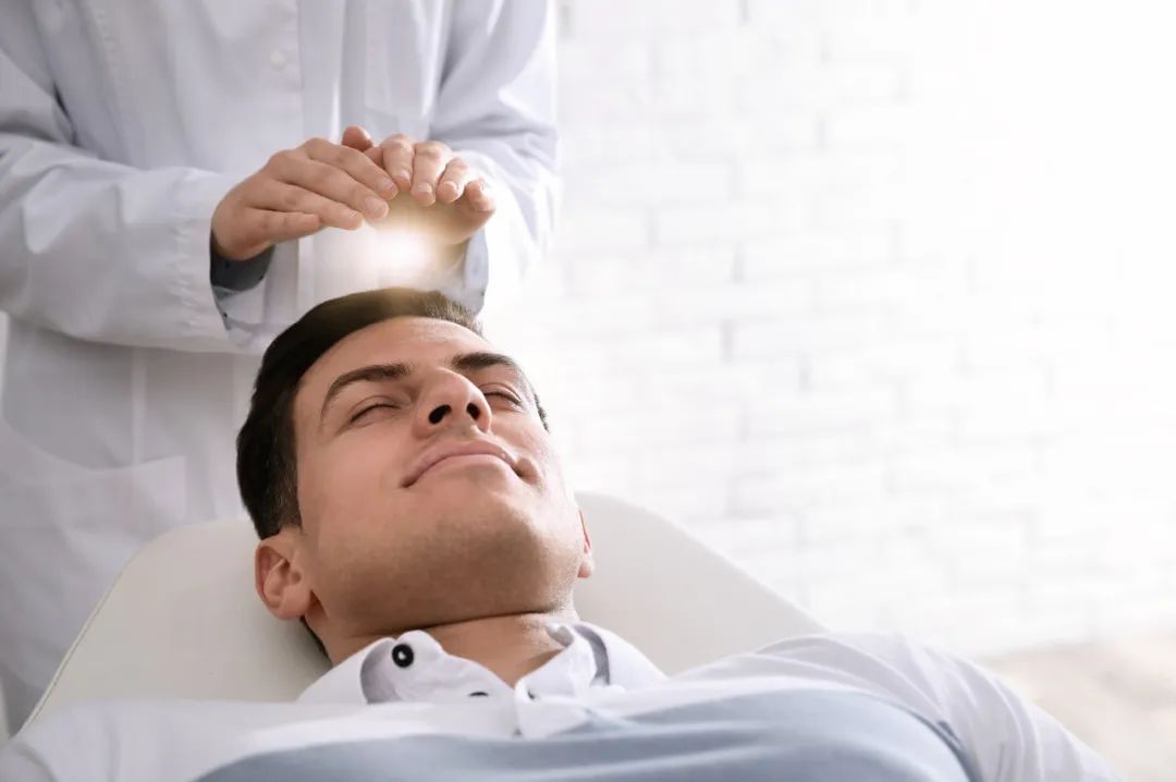 【人被催眠之后，真的让干啥就干啥？】 受影视剧影响，催眠术在大众印象中似乎是一种