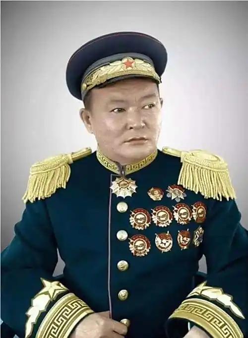 这个在胸前挂满勋章的人，其实是中华民族的罪人！为了让外蒙古独立，他不惜与外人联手