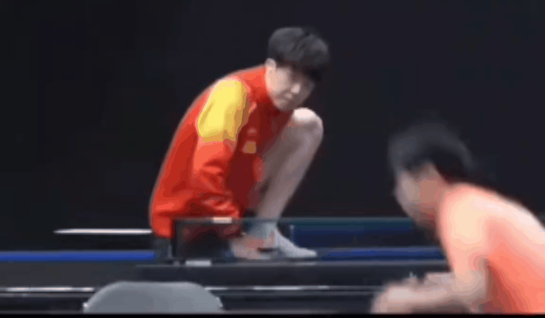 这就是传说中的某人热身只热眼睛吗？
小咪在那边哐哐的拉球。某人就这么一只脚站在球