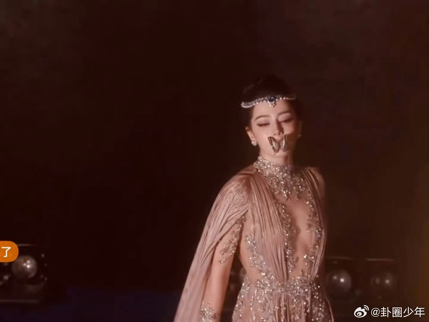 迪丽热巴Vogue盛典红毯放飞蝴蝶迪丽热巴放飞蝴蝶神来之笔热巴红毯放飞蝴蝶的创意