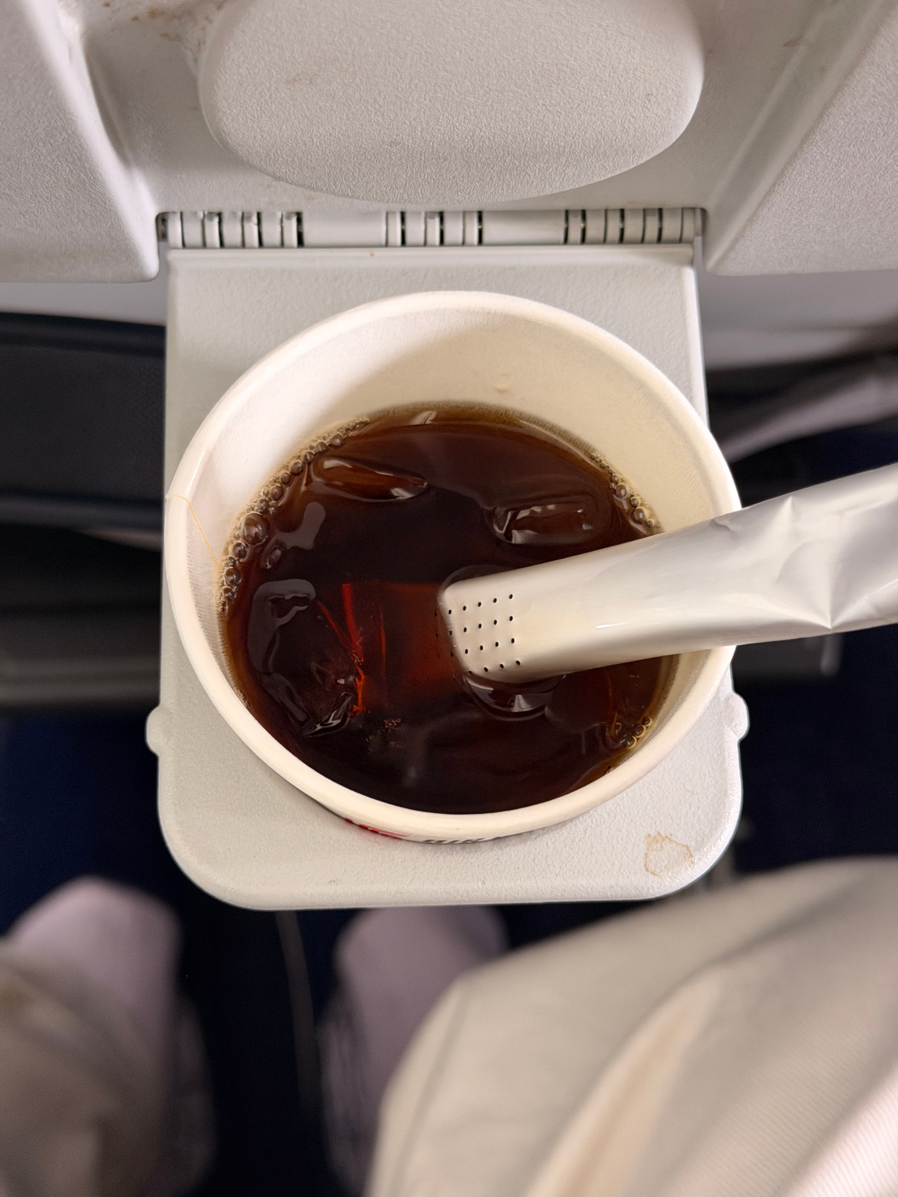 国航换了瑞幸的咖啡条可以搅拌有很多蜂窝眼合理合理👍 