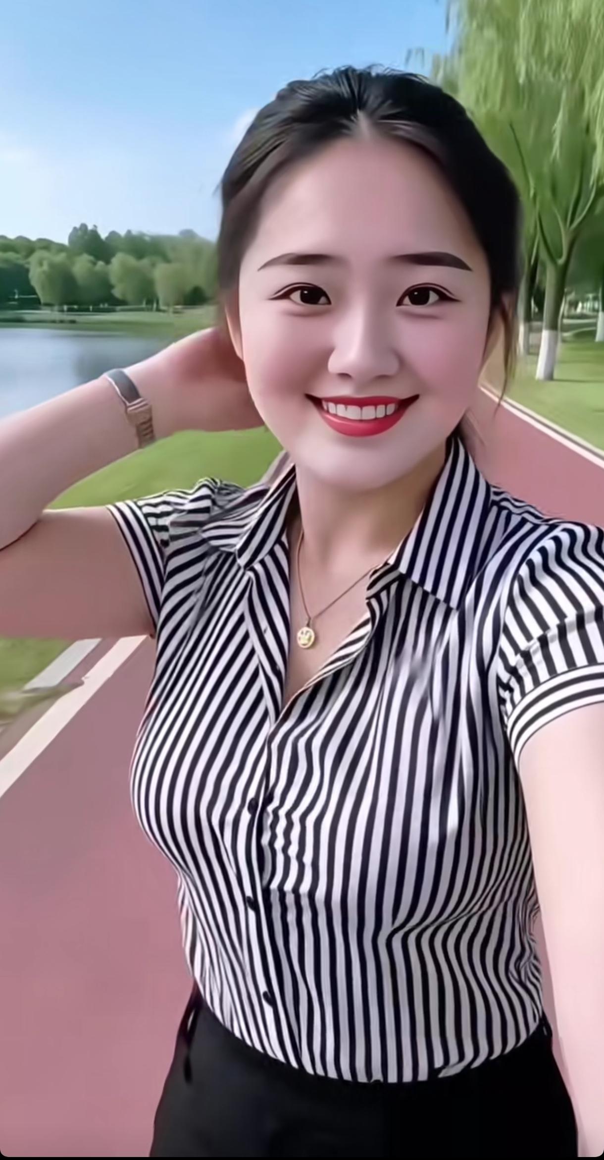 笑靥如花映碧波，轻舟荡漾水云间。手机每天随手拍 绿水泛波春正浓 水乡泛舟照