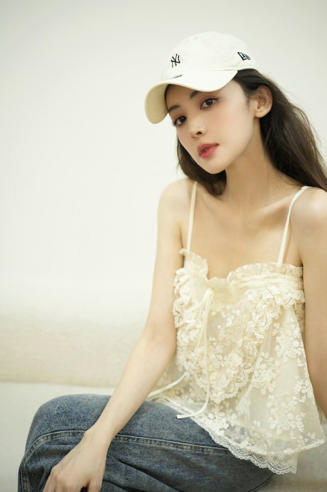 娜扎风衣红裙反差感 娜扎这身风衣配红裙也太绝了吧！酷飒与柔美碰撞出的反差感，瞬间