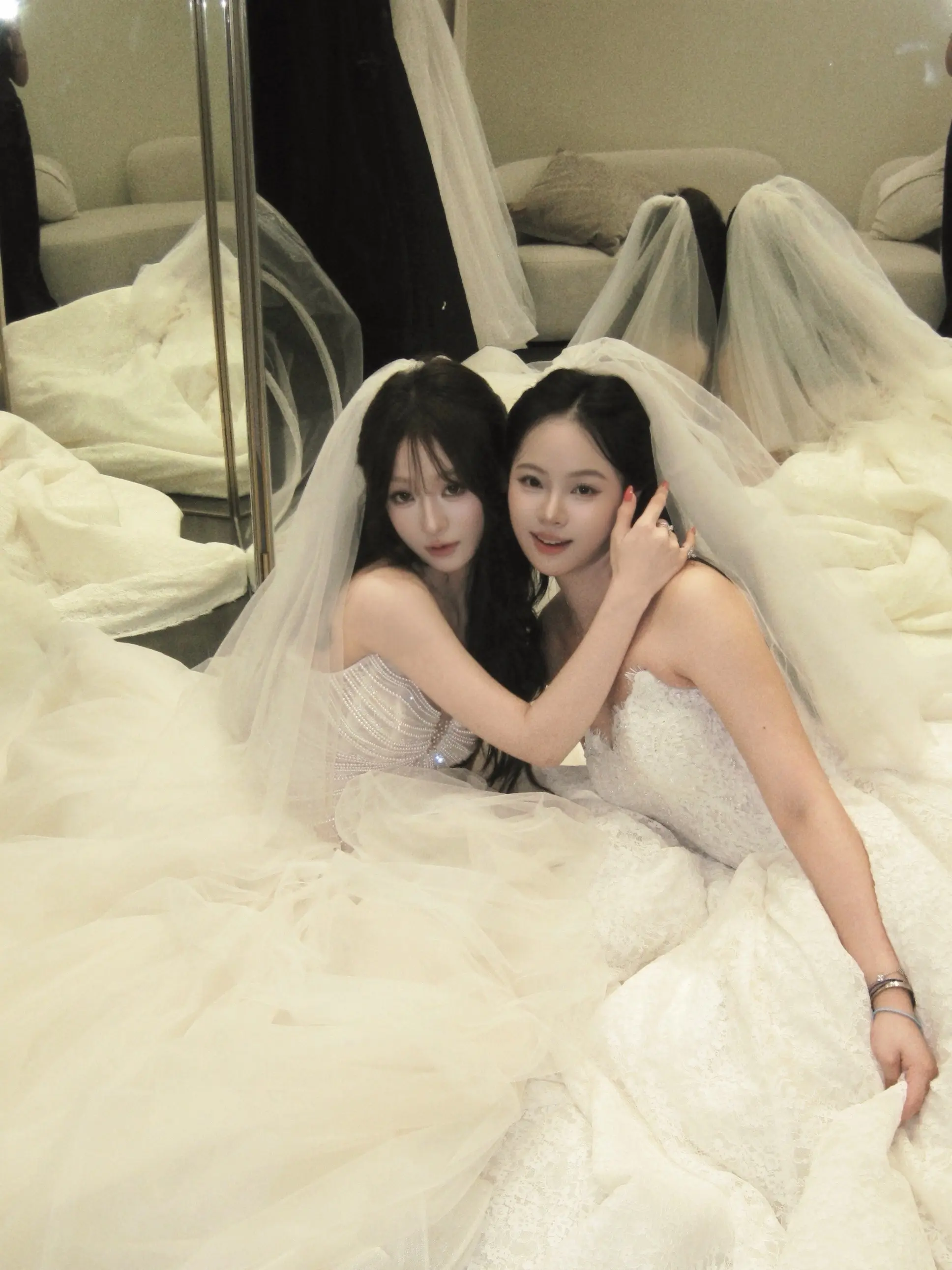 属于彼此的first look.