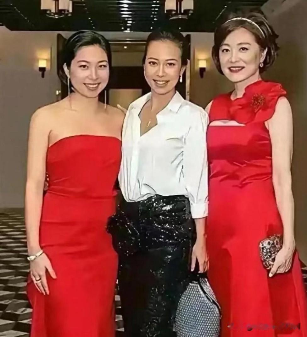照片中，72岁的她笑容温婉，气质优雅，母女三人相互依偎，画面温馨动人，她们都是谁