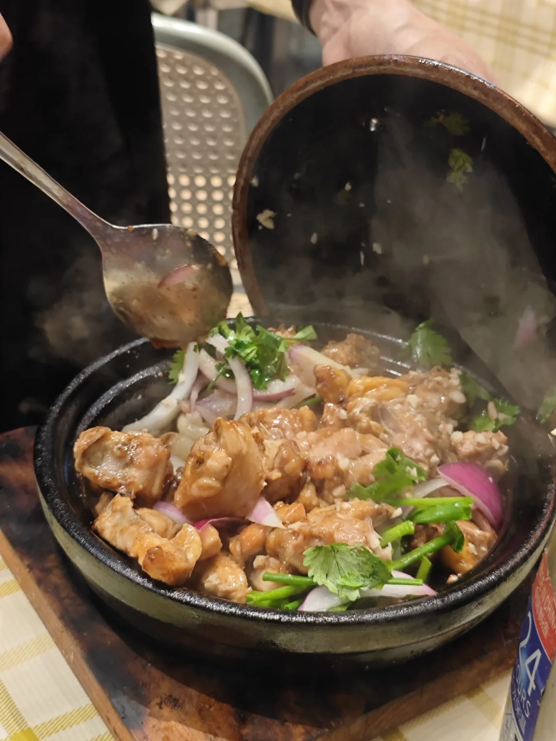 暴雨都满座的店，确实有两把刷子