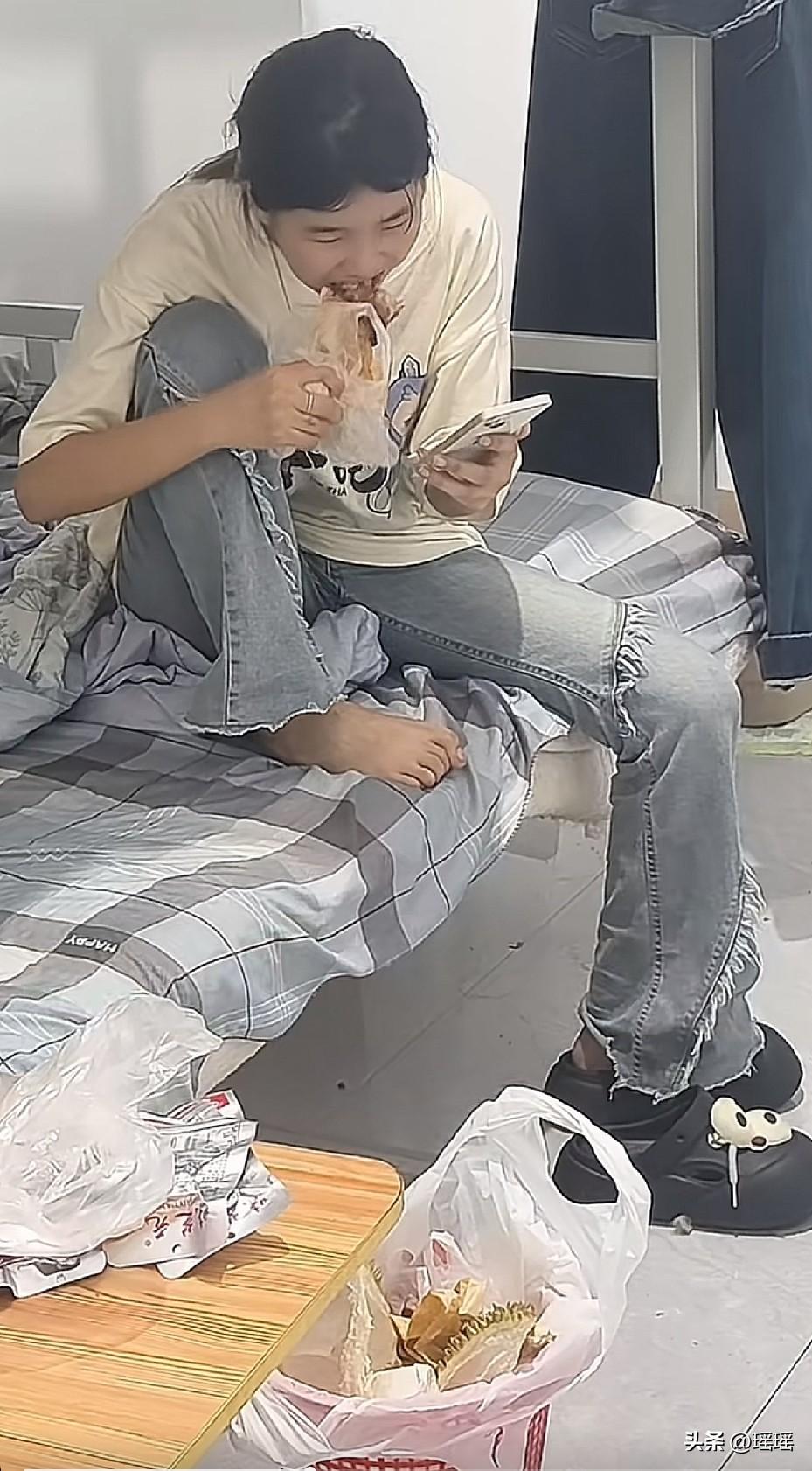 天天睡了吃，吃了睡。过年出来到现在还是这样[呲牙]