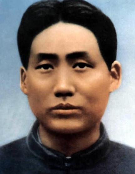 1927年，一青年被民团抓，押去枪毙，路上，他了借几十银元贿赂团丁，但队长不准，