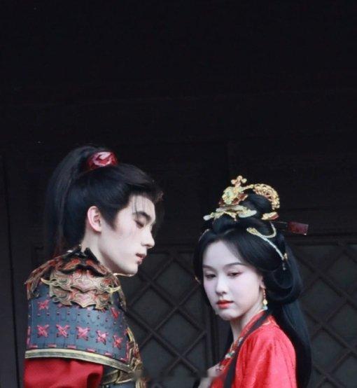 陈都灵周翊然《翘楚》红衣吻戏路透出圈，两人深情对视，氛围感直接拉满。 ​​​