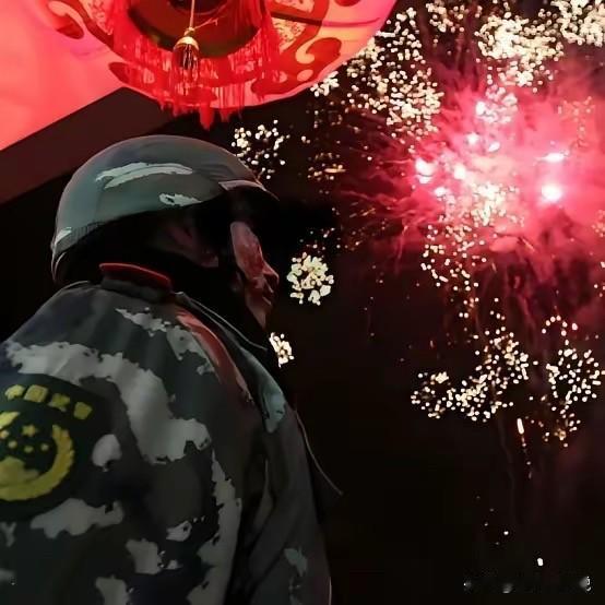 年货刚码进冰箱，手贱刷了下手机，心跳差点漏一拍。央视军事那段视频短得吓人，但杀气