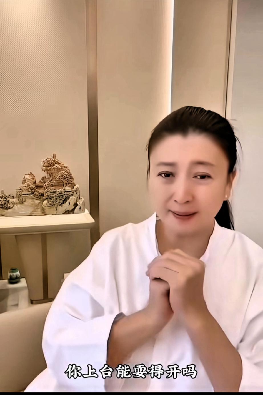 闫学晶在直播的时候，总是拉拉着个脸，看着很不耐烦的样子，但还是对粉丝的问话给予了