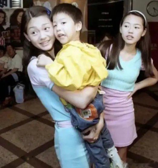 那一年，大S16岁，小S才14岁，为什么小S总觉得自己不如姐姐漂亮呢～ 
