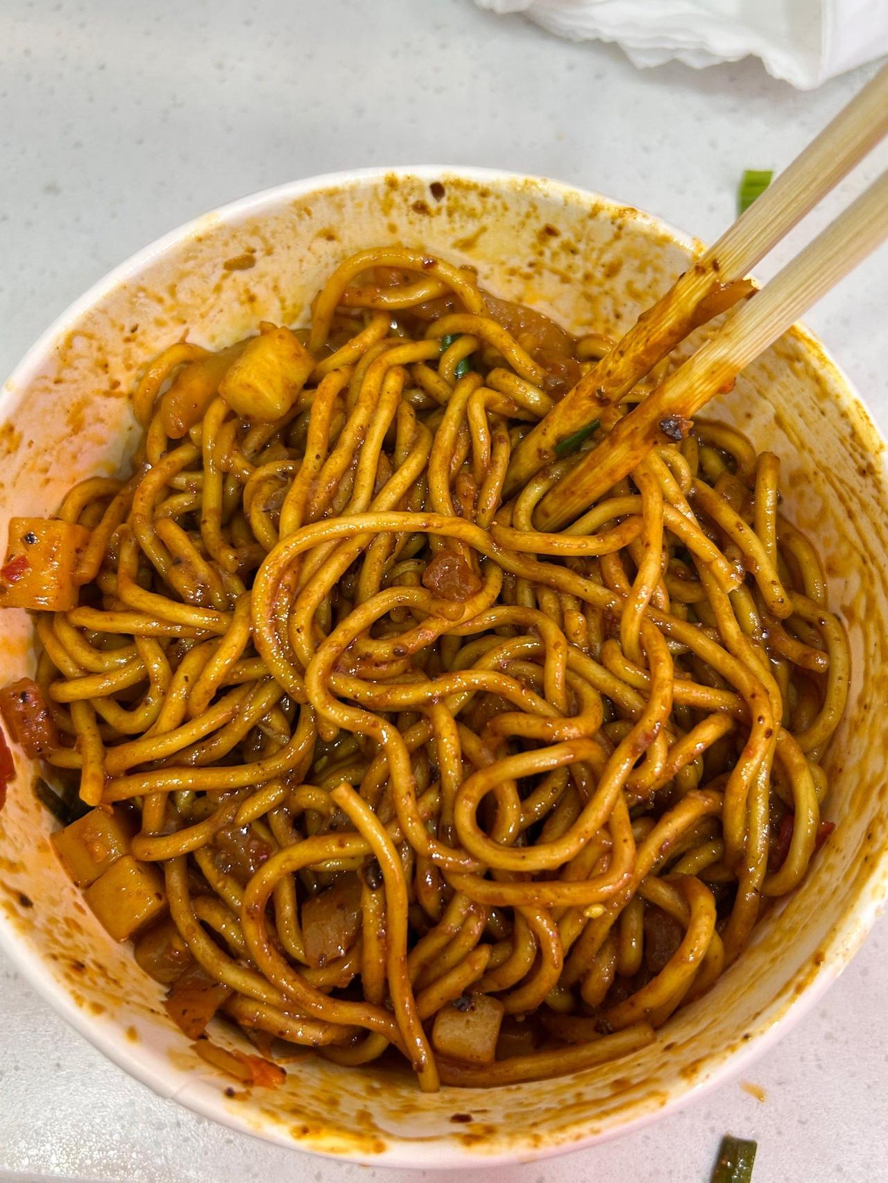 小孩问得好，吃个早饭，为什么这么多人拍？答案在一部童话故事里，叫皇帝的新衣！他旁