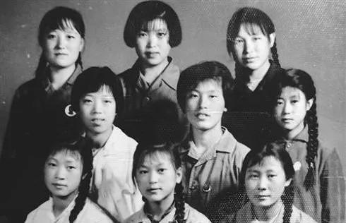 1978年，女知青李明娅抛下丈夫和女儿返城。返城前夜，她解开衣扣说道：“宝才哥，