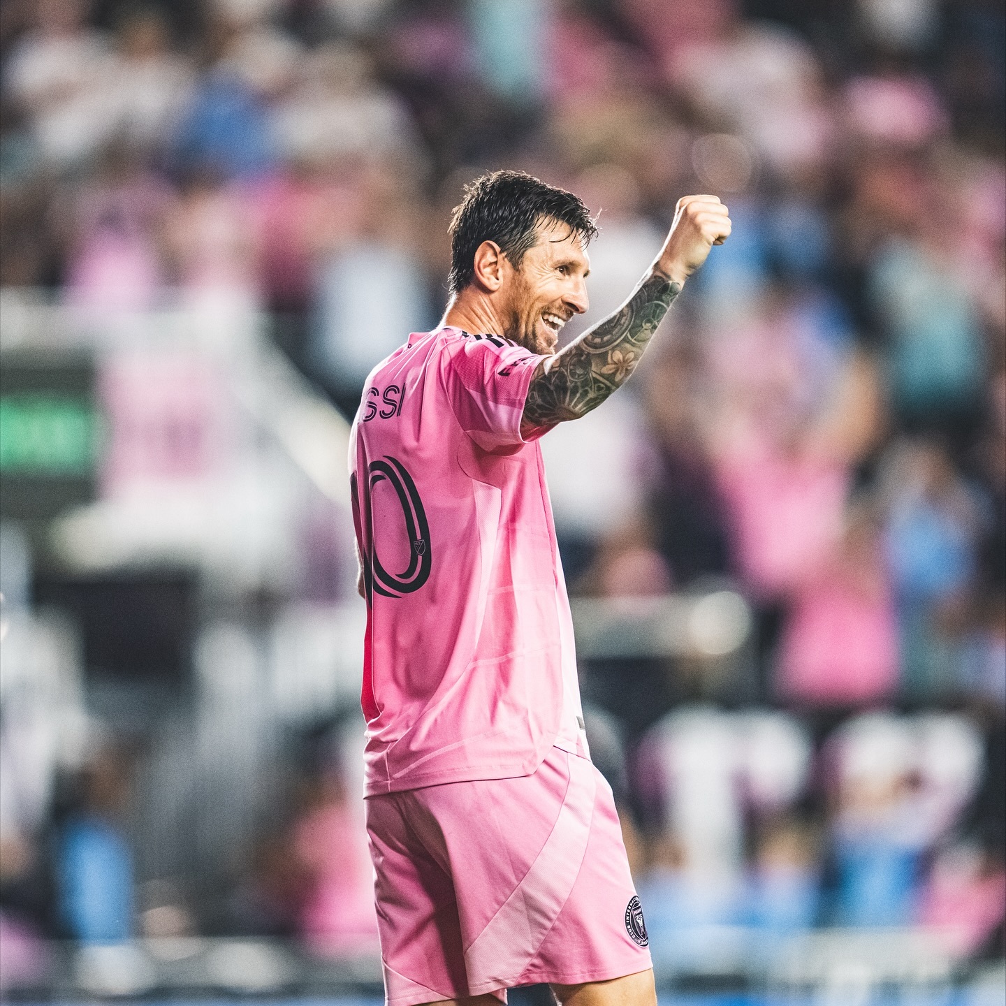 梅西更新了ins，2球1助，恭喜小梅以22粒进球登顶25赛季美职联射手榜，22场