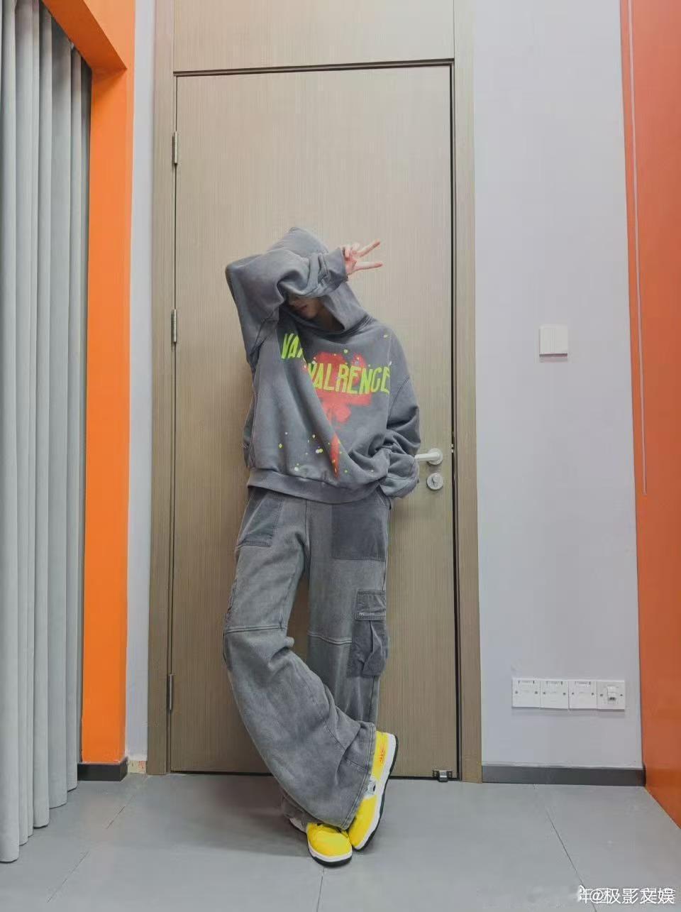 丁程鑫比耶下班照丁程鑫比耶倚门照丁程鑫比耶下班照，好帅，帅的太超过了 ​​​