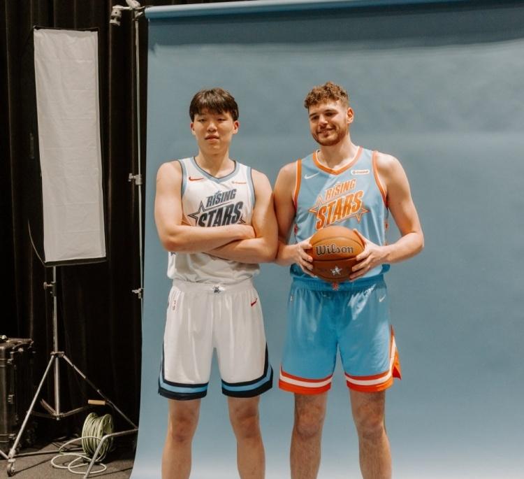 克林根成背景！杨瀚森在全明星赛大杀四方！

杨瀚森在全明星新秀赛的表现超乎了所有