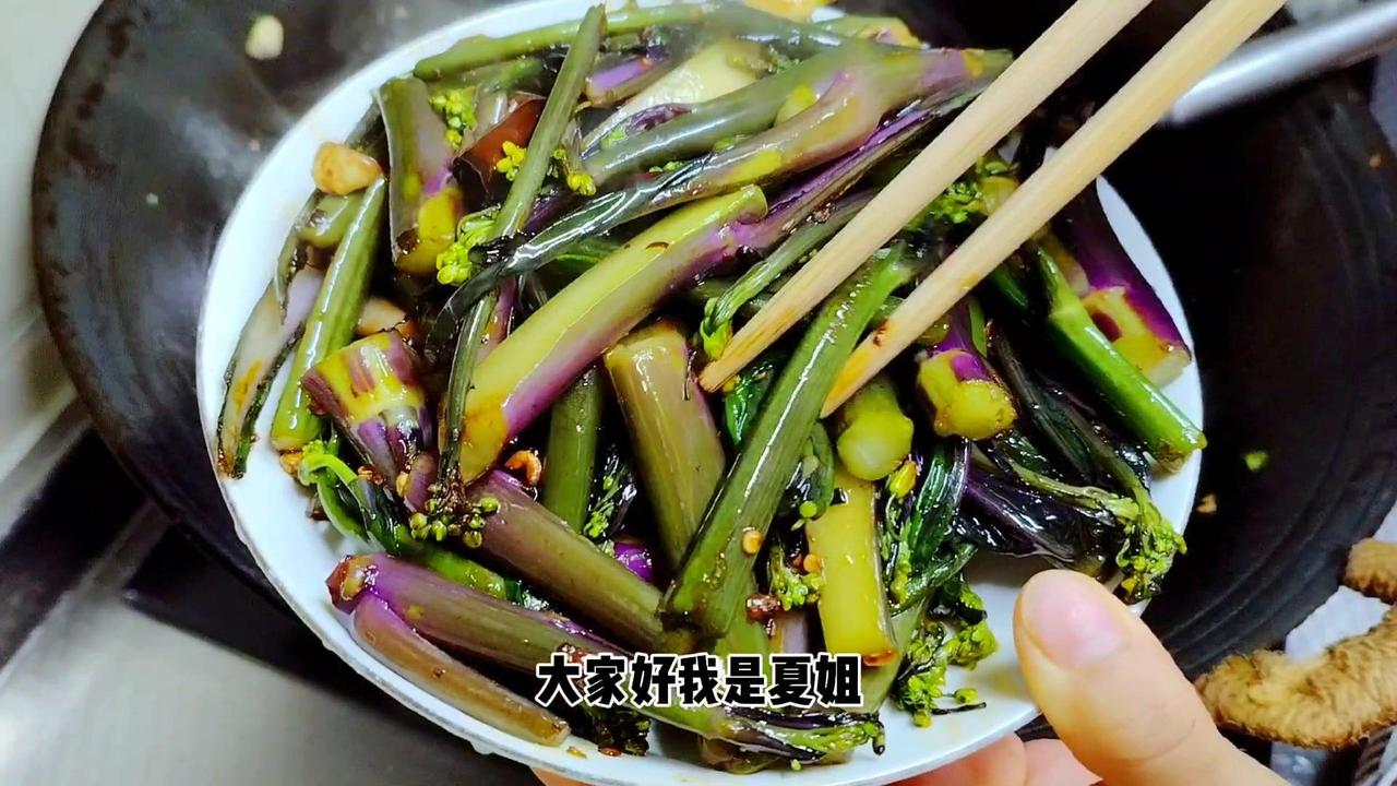 🥕食材：
红菜苔、大蒜、干辣子、干花椒、混合油、盐、味精、白糖。

🥕步骤：