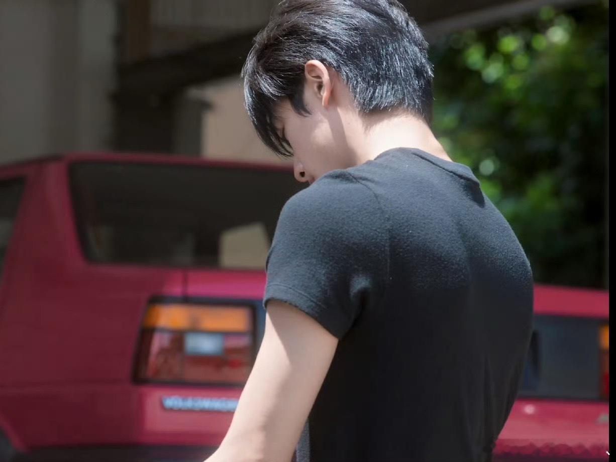 陈异的衣服都是磨毛起球款宋威龙新剧衣服起球了仔细看陈异的衣服大多不合身，而且都是