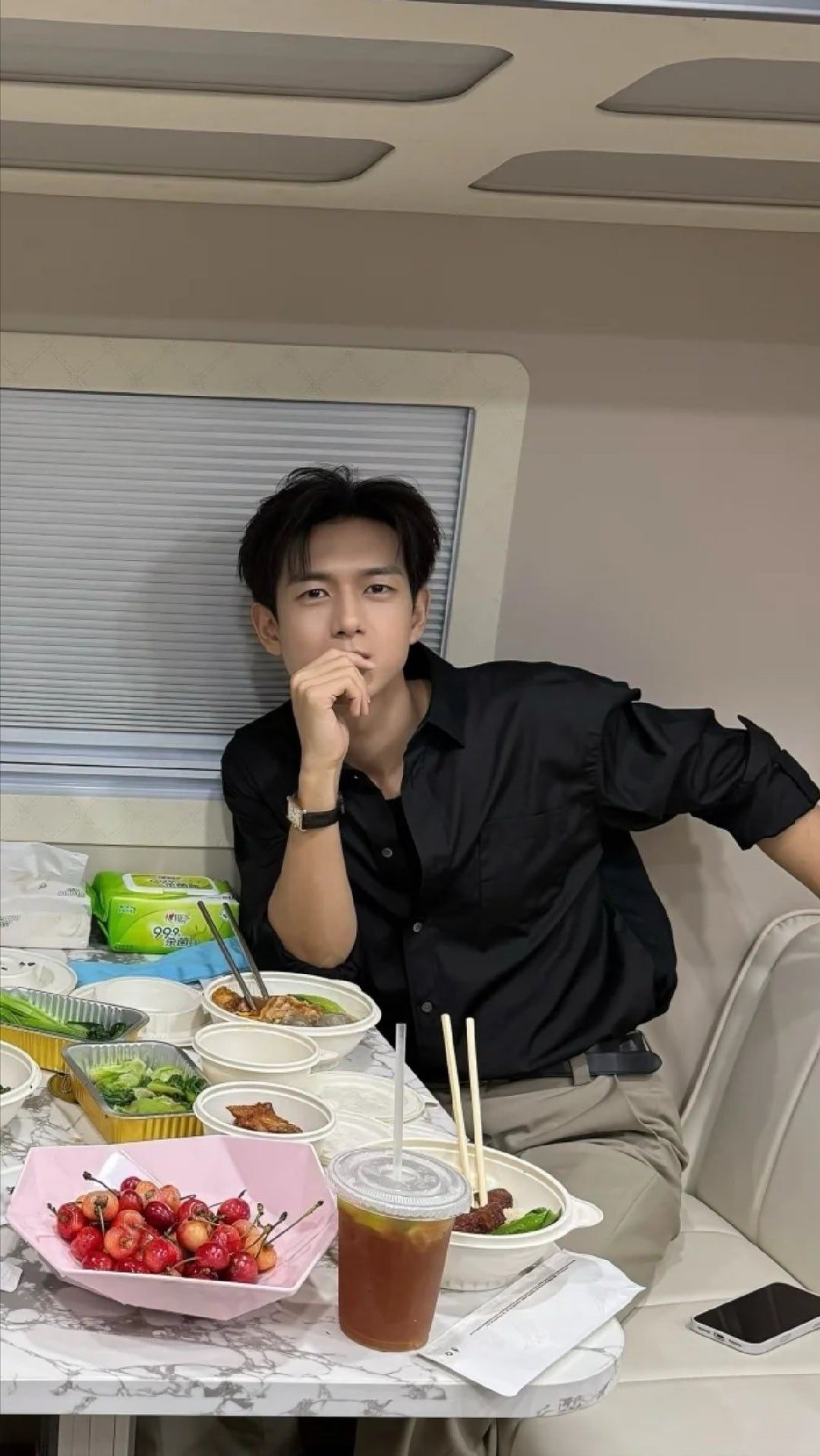 刘冲李现张婧仪合影刘冲去探班李现张婧仪了   冲子来探班了，我们孟总好帅啊李现孟