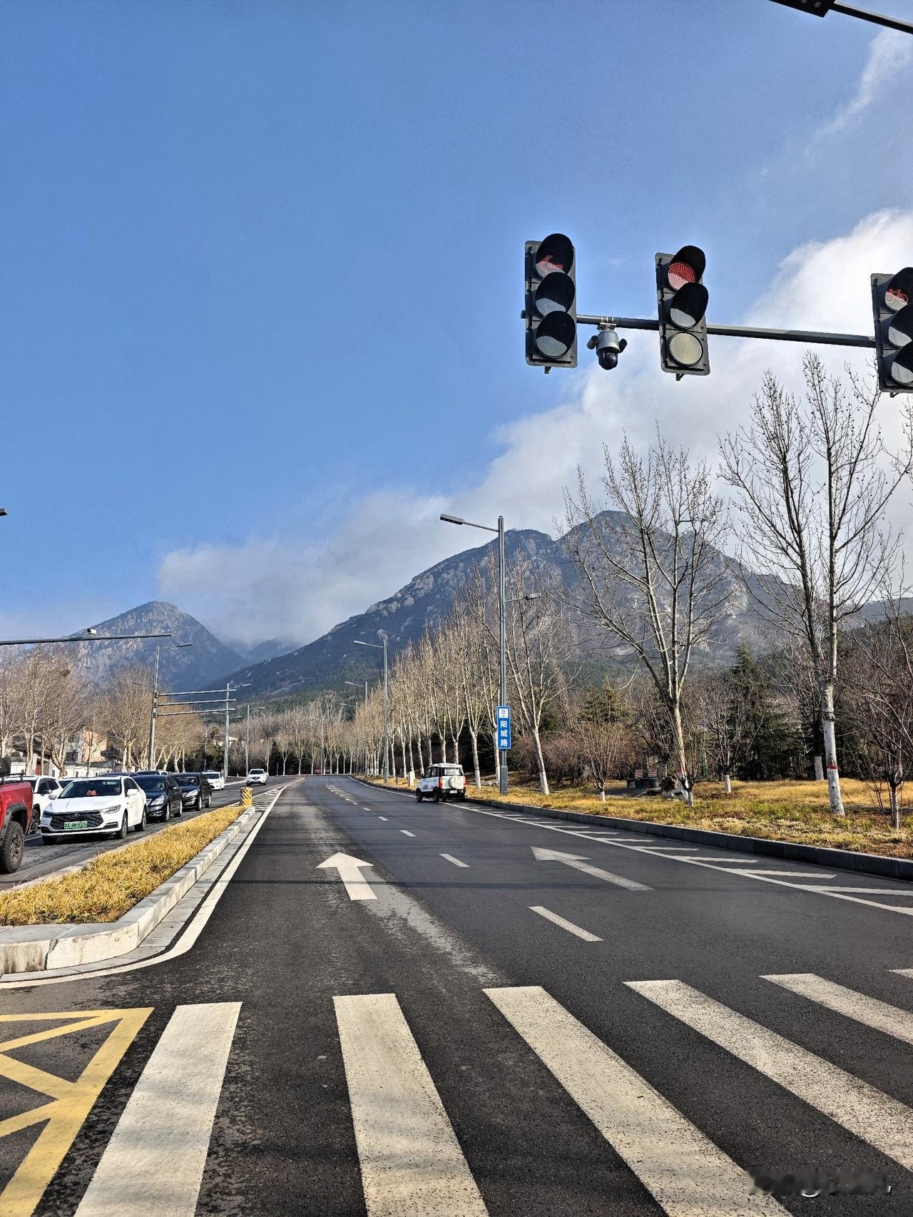 天很蓝，风很轻，路边的景色看着就特别舒服。
不用特意去景点，日常走在路上，抬头低